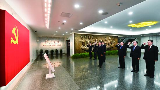 2017年10月31日，中共中央總書記、國家主席、中央軍委主席習(xí)近平帶領(lǐng)中共中央政治局常委李克強(qiáng)、栗戰(zhàn)書、汪洋、王滬寧、趙樂際、韓正，瞻仰上海中共一大會址和浙江嘉興南湖紅船。這是31日上午，在上海中共一大會址紀(jì)念館，習(xí)近平帶領(lǐng)其他中共中央政治局常委同志一起重溫入黨誓詞。 新華社記者 李濤/攝
