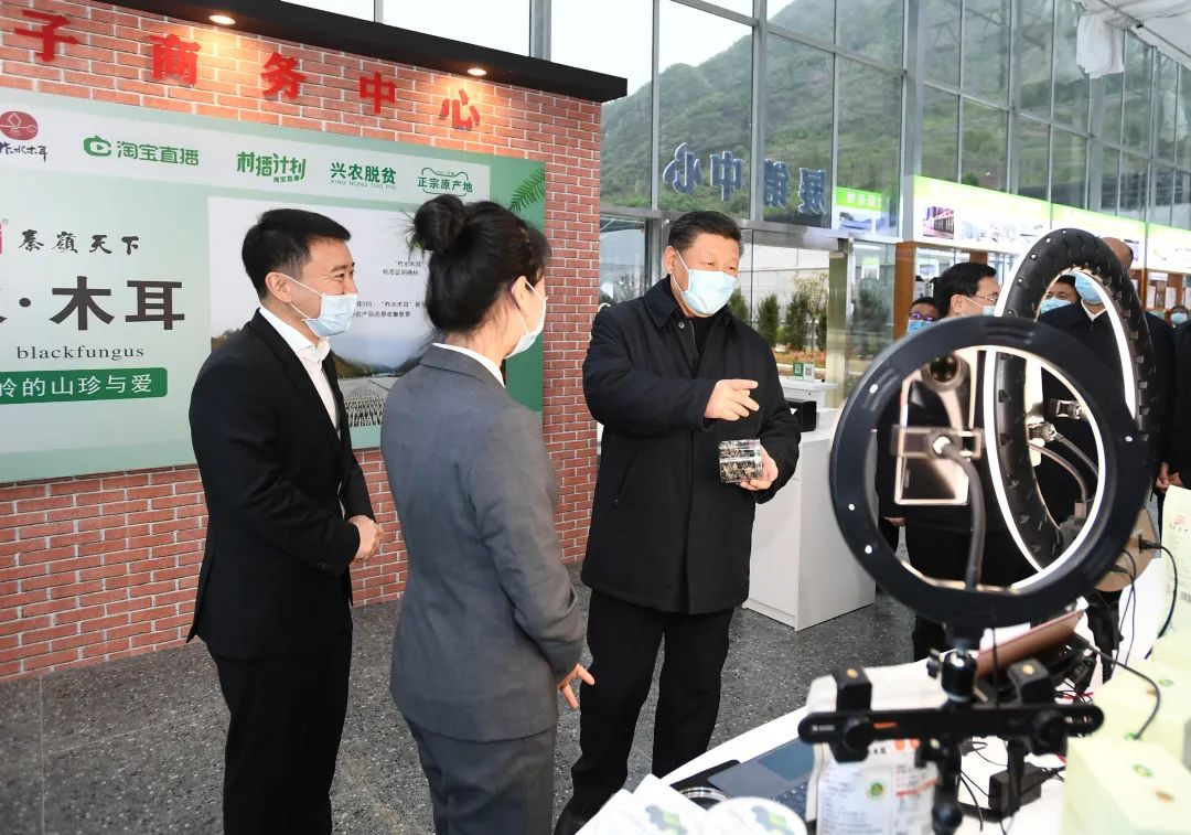 2020年4月20日，習近平在商洛市柞水縣小嶺鎮(zhèn)金米村培訓中心，了解該村發(fā)展木耳產(chǎn)業(yè)情況。新華社記者 謝環(huán)馳 攝