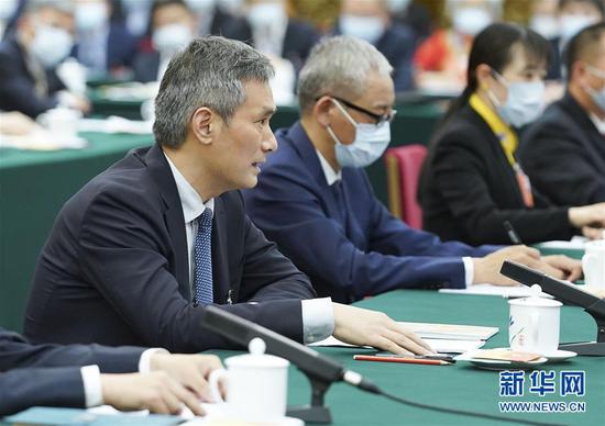  5月24日，全國人大代表羅杰（左一）參加湖北代表團(tuán)的審議并發(fā)言。新華社記者 黃敬文 攝
