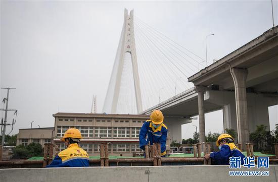  4月30日，來自中鐵七局的建設(shè)者在武漢武九北綜合管廊工程施工現(xiàn)場作業(yè)。新華社記者 肖藝九 攝