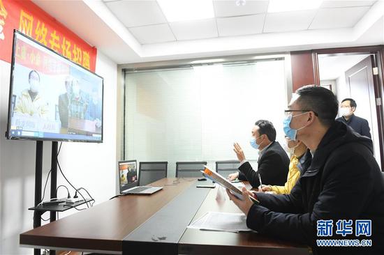  3月11日，在浙江省紹興市上虞區(qū)人社局，上虞區(qū)用人企業(yè)和四川省小金縣務(wù)工人員進(jìn)行網(wǎng)絡(luò)專場招聘。新華社記者 翁忻旸 攝
